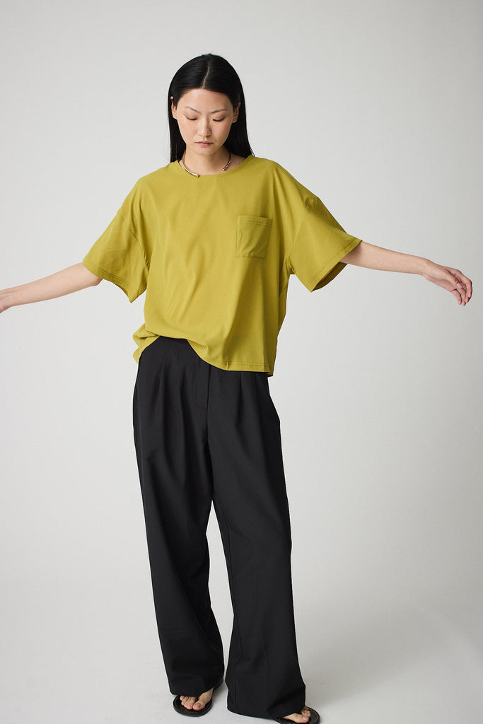 Camiseta de Mujer de corte holgado en tejido ligero de secado rápido. Tantä. Color verde-amarillo