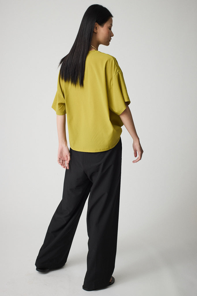 Camiseta de Mujer de corte holgado en tejido ligero de secado rápido. Tantä. Color verde-amarillo