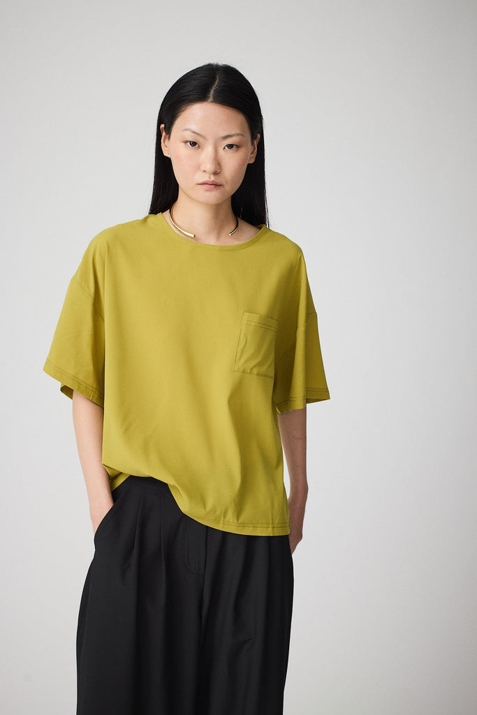 Camiseta de Mujer de corte holgado en tejido ligero de secado rápido. Tantä. Color verde-amarillo