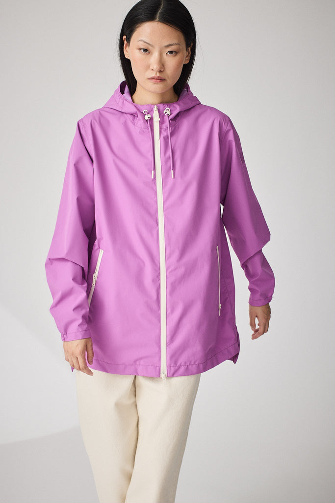  Chaqueta impermeable de Mujer en poliéster reciclado. Tantä. Color lila
