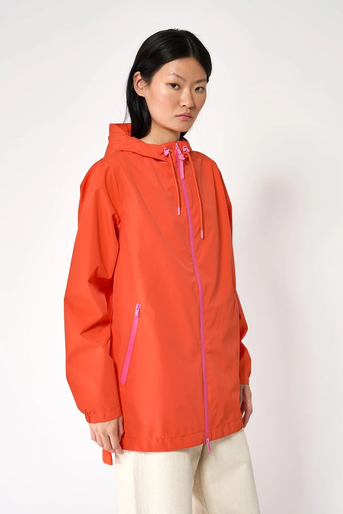  Chaqueta impermeable de Mujer en poliéster reciclado. Tantä. Color naranja