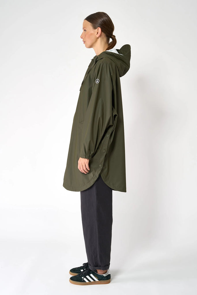 Chubasquero Impermeable de mujer SKY, Tantä. Color verde khaki