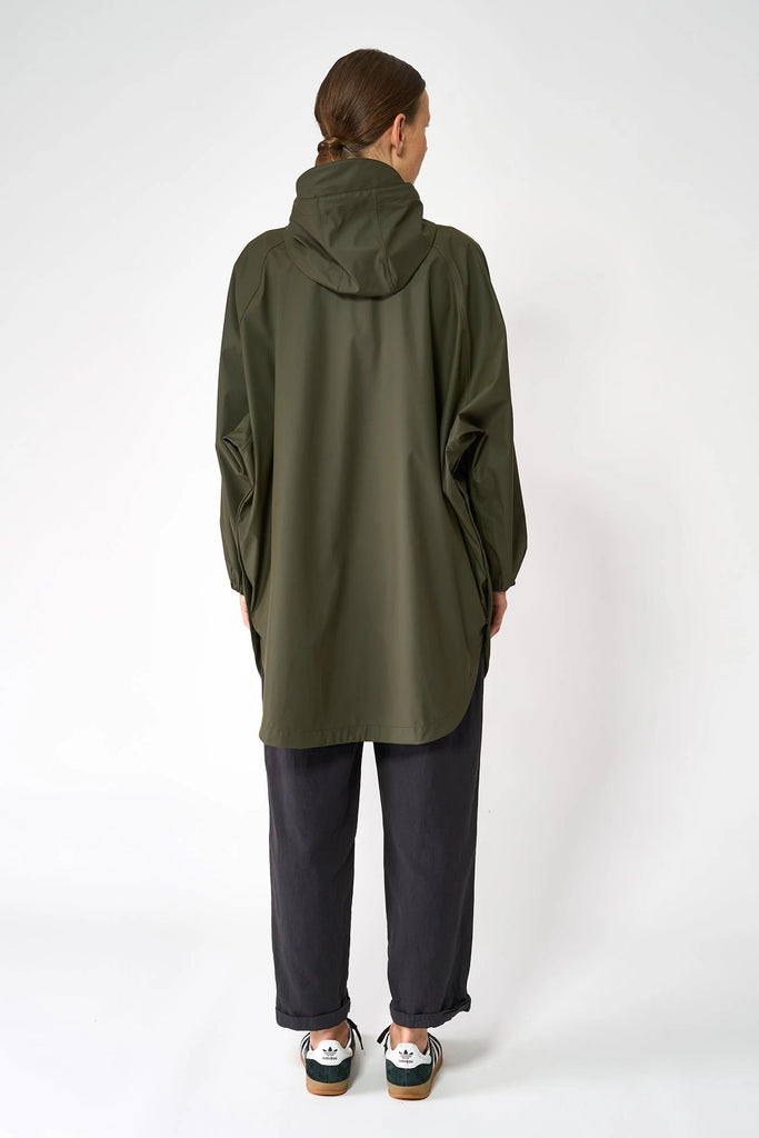 Chubasquero Impermeable de mujer SKY, Tantä. Color verde khaki