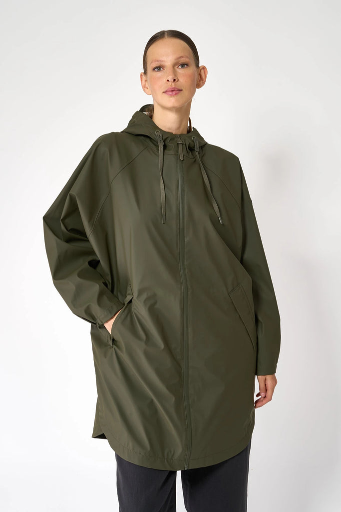 Chubasquero Impermeable de mujer SKY, Tantä. Color verde khaki