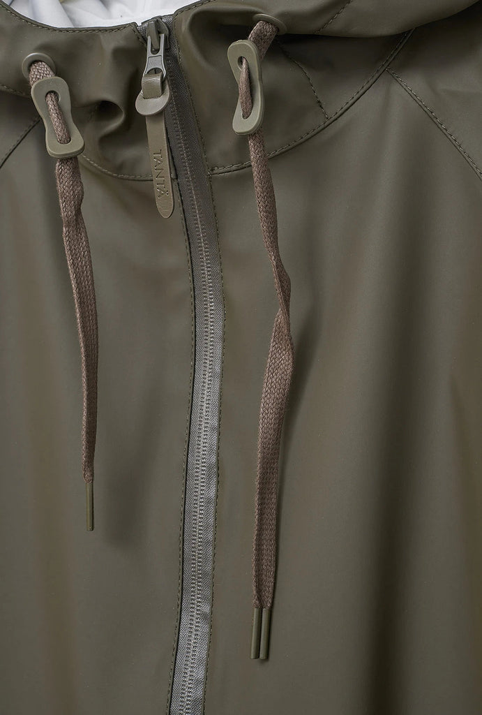 Chubasquero Impermeable de mujer SKY, Tantä. Color verde khaki