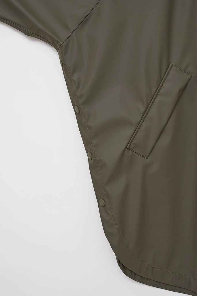 Chubasquero Impermeable de mujer SKY, Tantä. Color verde khaki