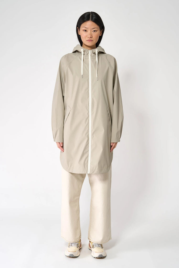 Chubasquero Impermeable de mujer SKY de Tantä. Color gris