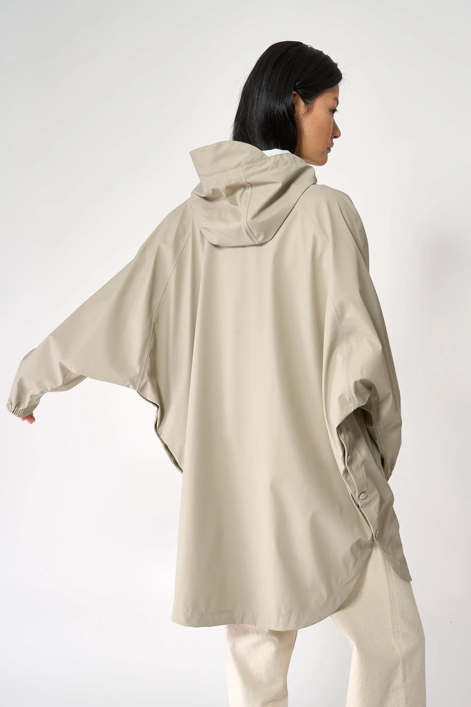 Chubasquero Impermeable de mujer SKY de tantä. Color gris