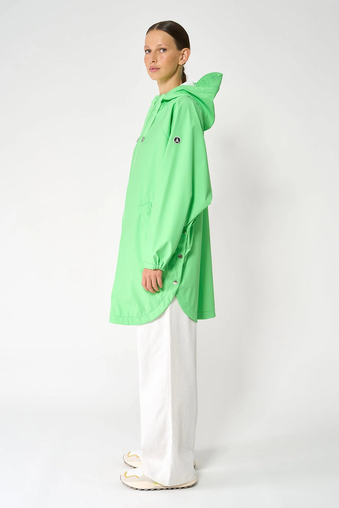 Chaqueta impermeable de Mujer SKY en poliéster reciclado, con costuras selladas. Tantä. Color Verde eléctrico