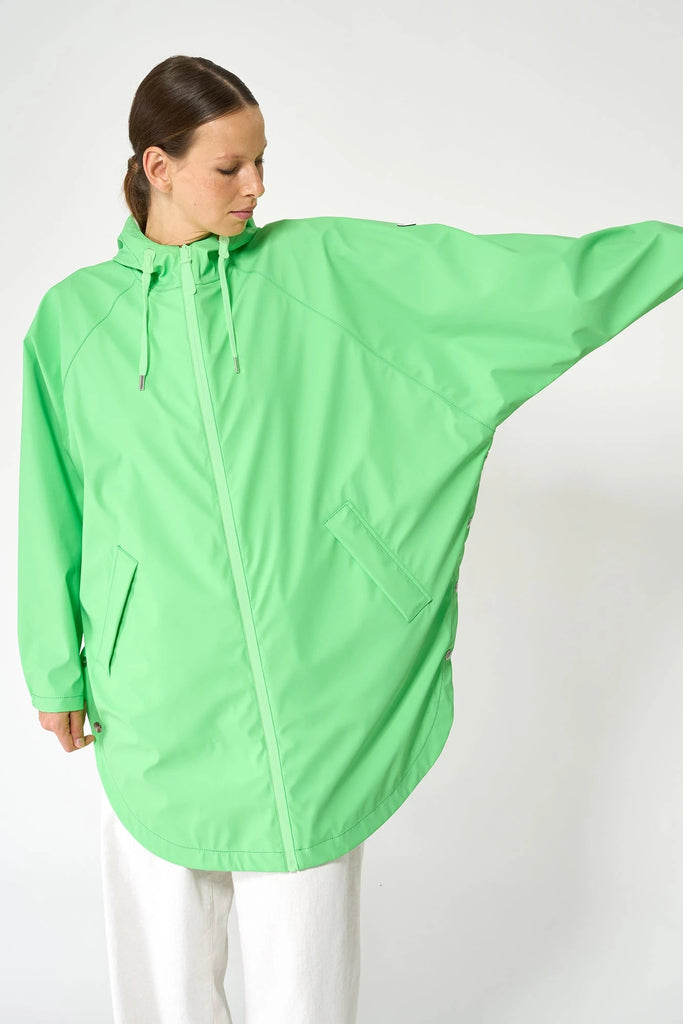 Chaqueta impermeable de Mujer SKY en poliéster reciclado, con costuras selladas. Tantä. Color Verde eléctrico