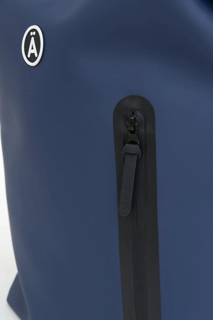 Sniego es una mochila impermeable multifuncional. AZUL