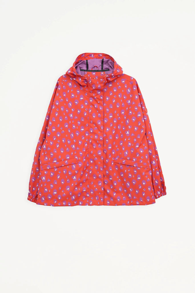 Chaqueta impermeable de Mujer Sumu confeccionada con poliéster reciclado. Tantä. Color rojo estampado