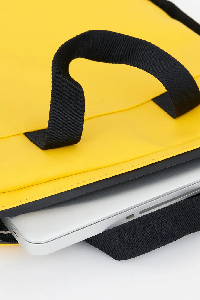 Bolso impermeable Tantä perfecto para tu aparato electrónico. Color amarillo. Ceobhrán Lemon Chrome
