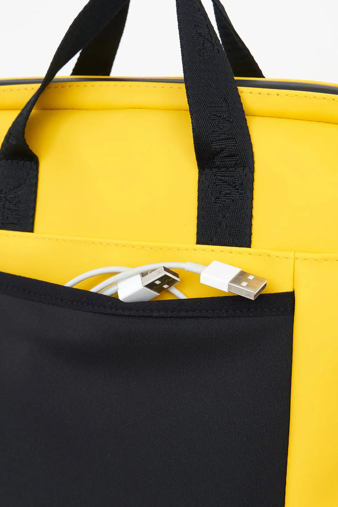 Bolso impermeable Tantä perfecto para tu aparato electrónico. Color amarillo. Ceobhrán Lemon Chrome
