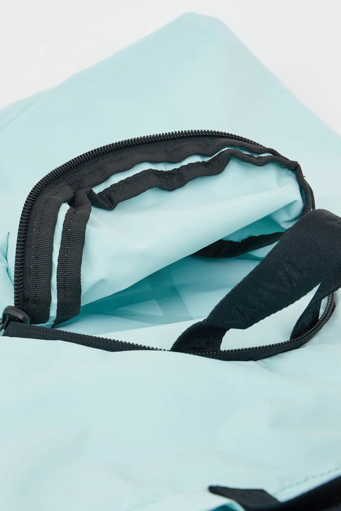 Bolso sostenible impermeable y reciclado Tantä. Color azul claro. Proin Blue Glow