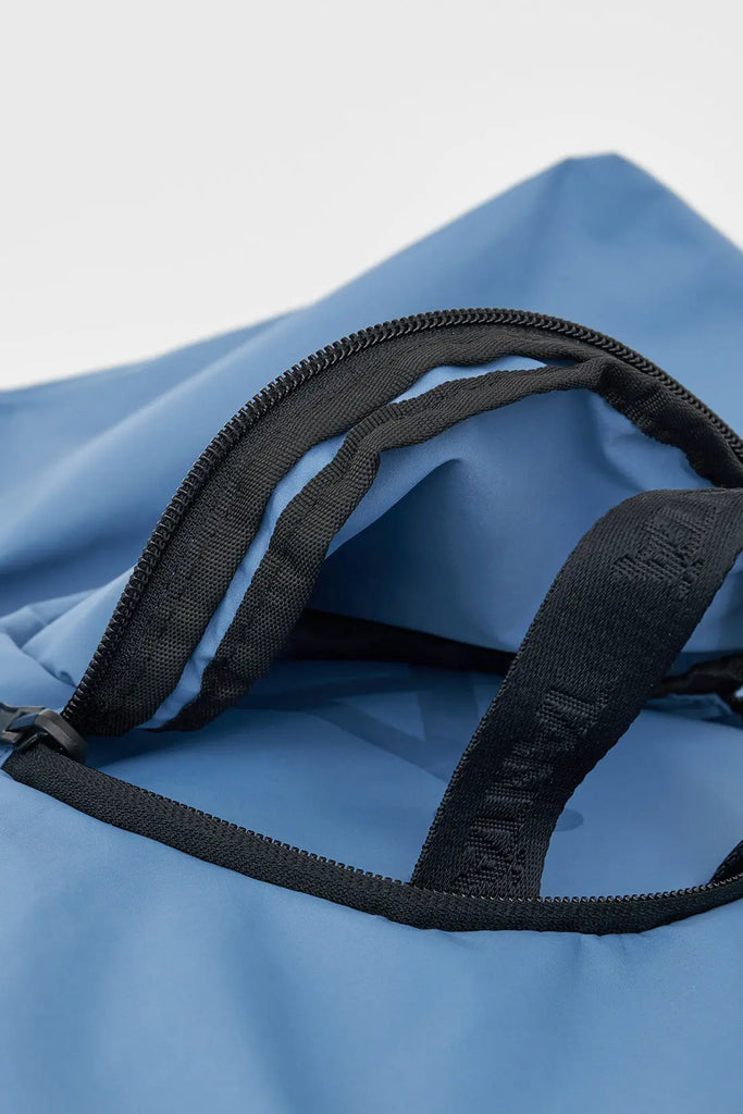 Bolso sostenible impermeable y reciclado Tantä. Color azul oscuro. Proin Bluestone