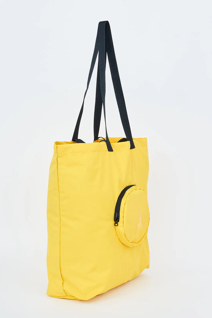 Bolso sostenible impermeable y reciclado Tantä. Color amarillo. Proin Lemon Chrome