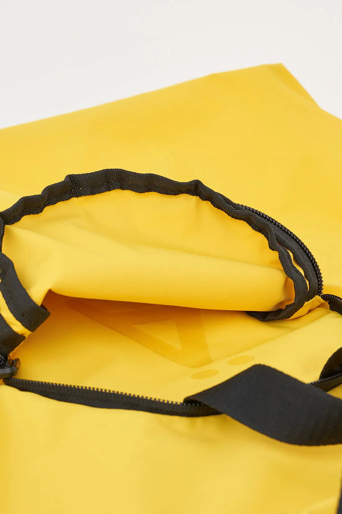 Bolso sostenible impermeable y reciclado Tantä. Color amarillo. Proin Lemon Chrome