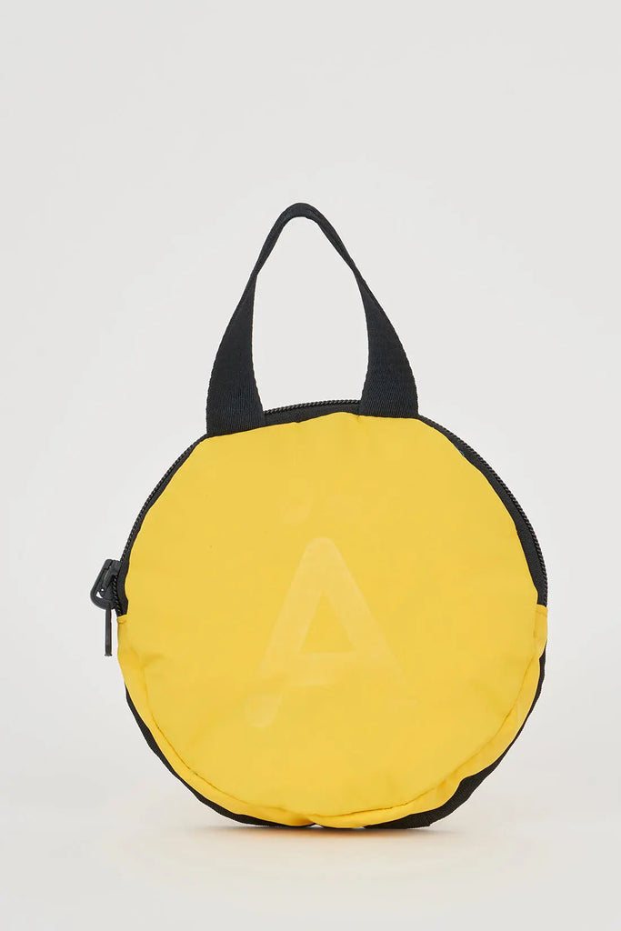 Bolso sostenible impermeable y reciclado Tantä. Color amarillo. Proin Lemon Chrome