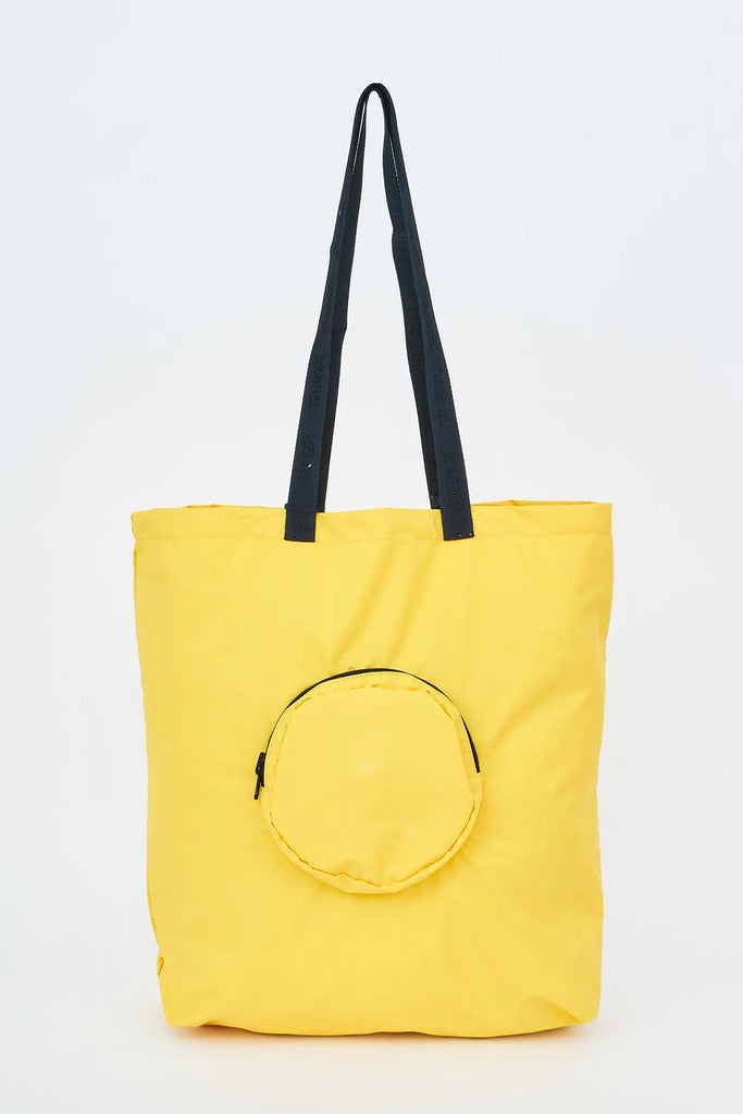 Bolso sostenible impermeable y reciclado Tantä. Color amarillo. Proin Lemon Chrome