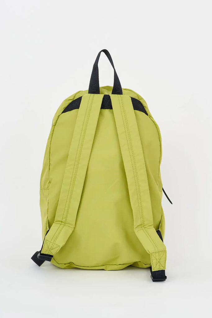 Mochila impermeable Tantä confeccionada en tejido 100% reciclado. Color verde pistacho. Dreschen Fern