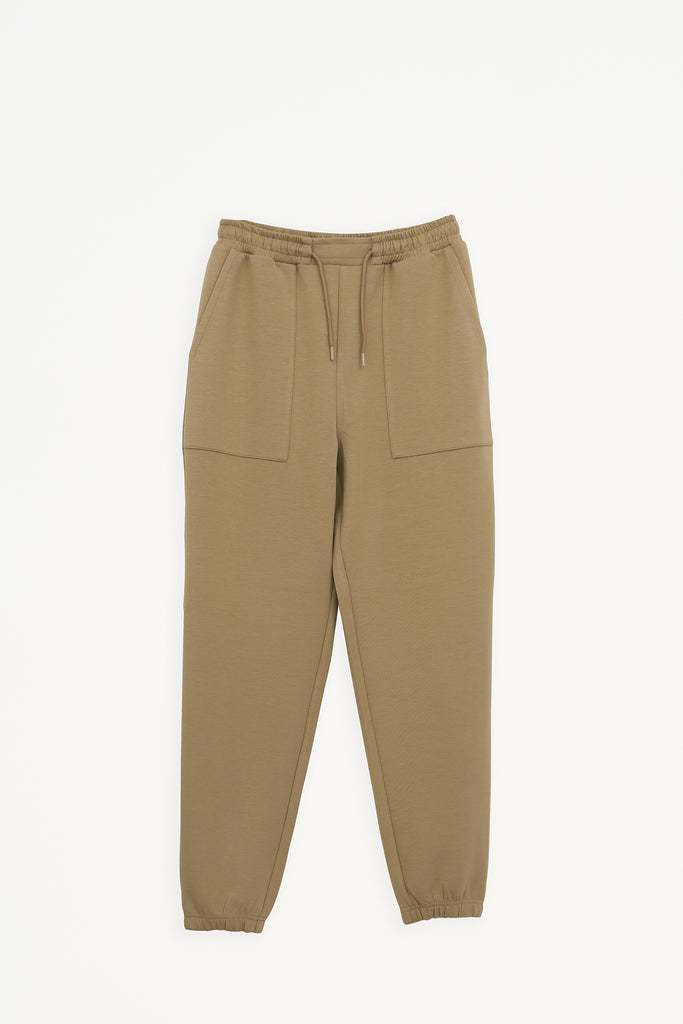 Pantalón jogger confeccionado en tejido interlock de mujer Tantä. Color marrón