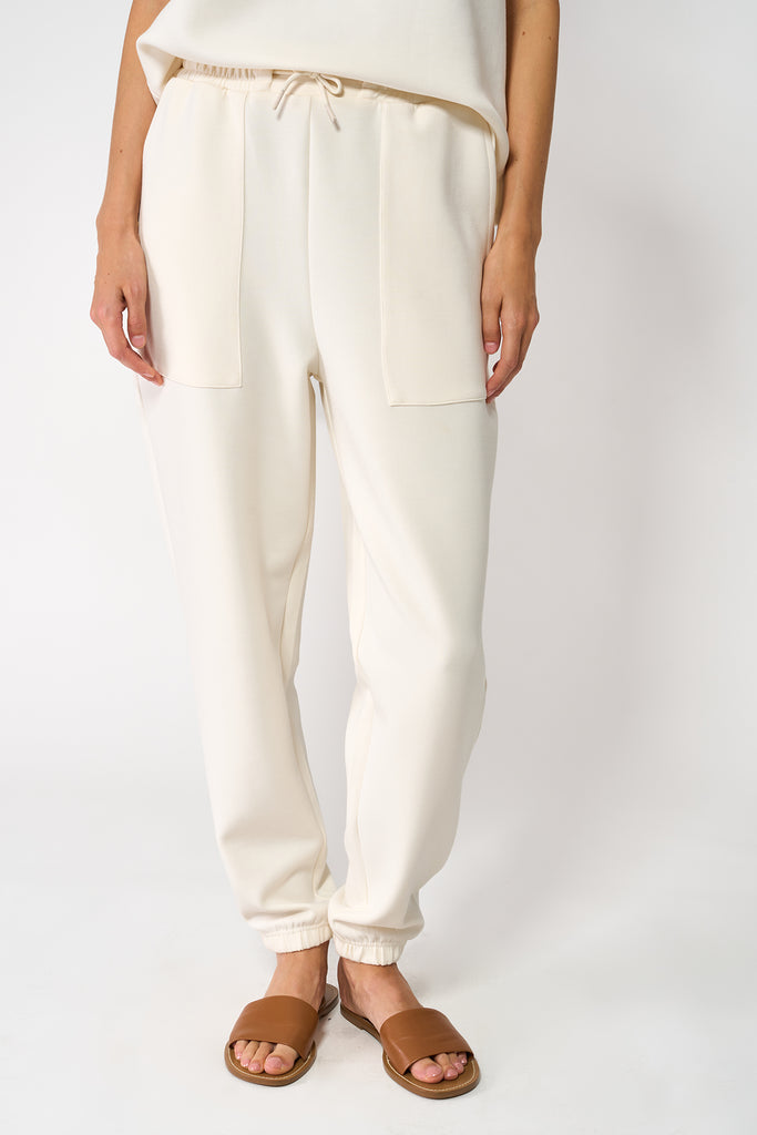 Pantalón jogger confeccionado en tejido interlock de mujer Tantä. Color blanco roto