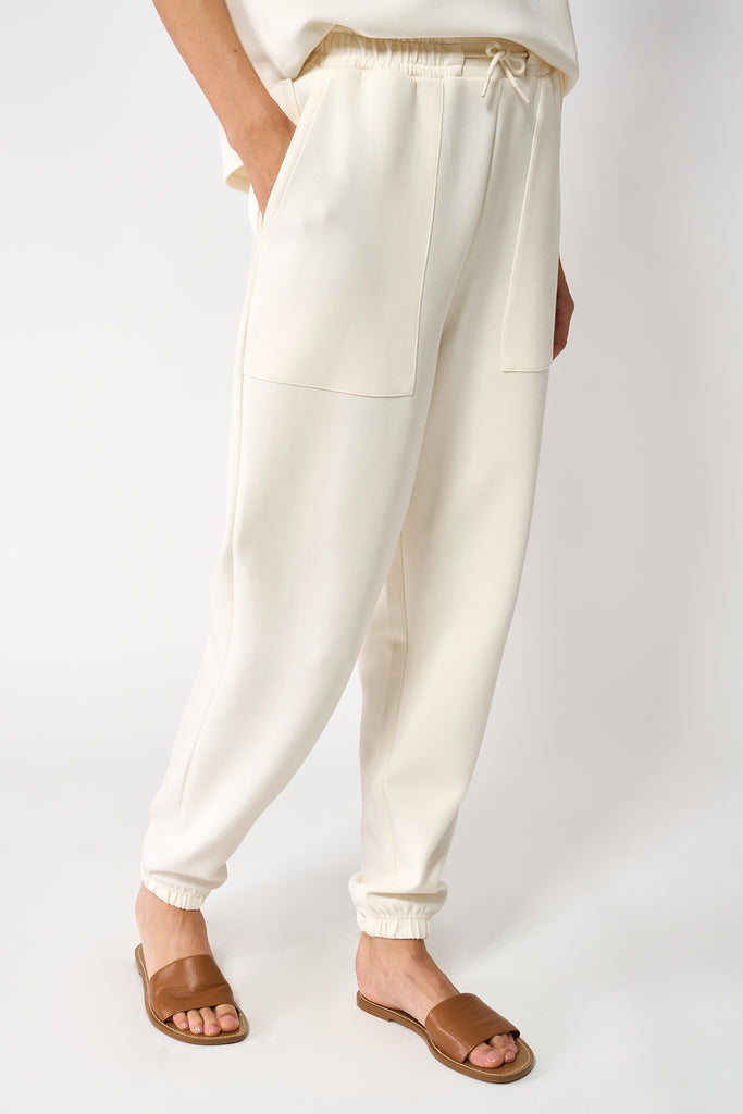 Pantalón jogger confeccionado en tejido interlock de mujer Tantä. Color blanco roto