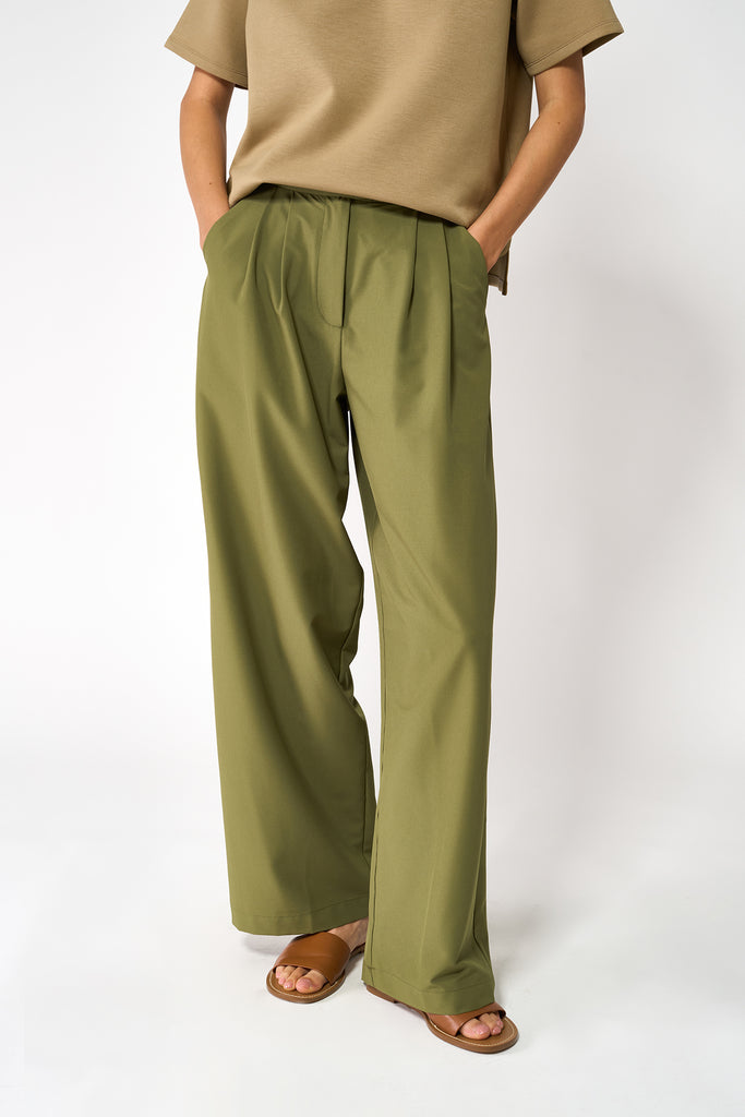 Pantalón ancho de corte holgado de mujer Tantä. Color Verde.