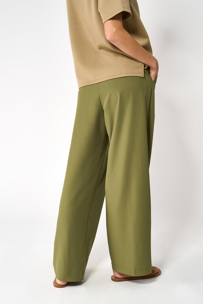 Pantalón ancho de corte holgado de mujer Tantä. Color Verde.