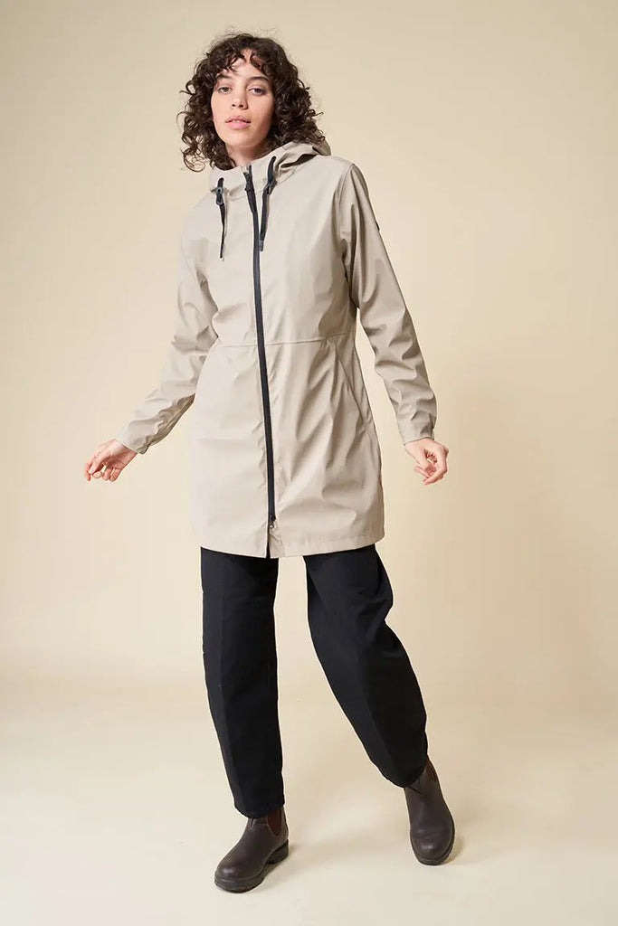 Abrigo impermeable de mujer Tantä color gris piedra.