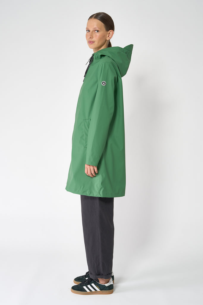 Chubasquero impermeable de mujer Nuovola de Tantä. Color verde. 