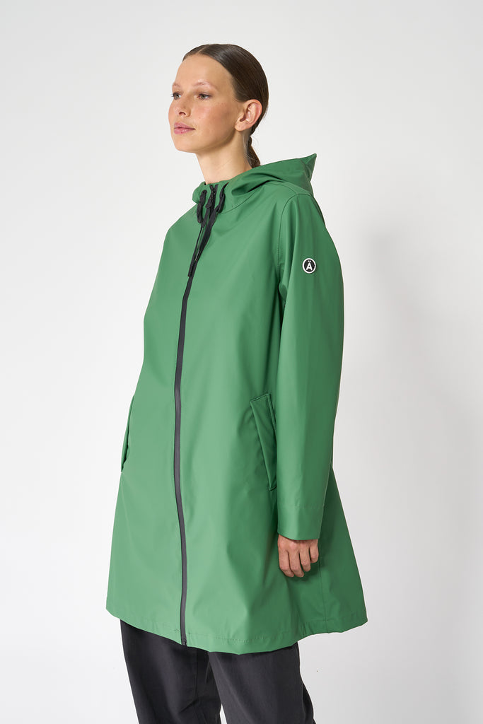 Chubasquero impermeable de mujer Nuovola de Tantä. Color verde. 