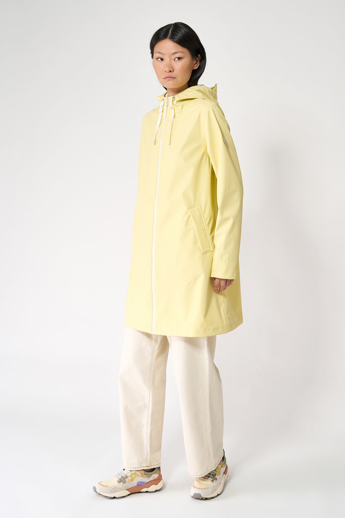 Chubasquero impermeable de mujer Nuovola de Tantä. Color amarillo