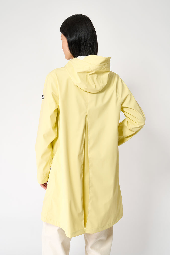 Chubasquero impermeable de mujer Nuovola de Tantä. Color amarillo