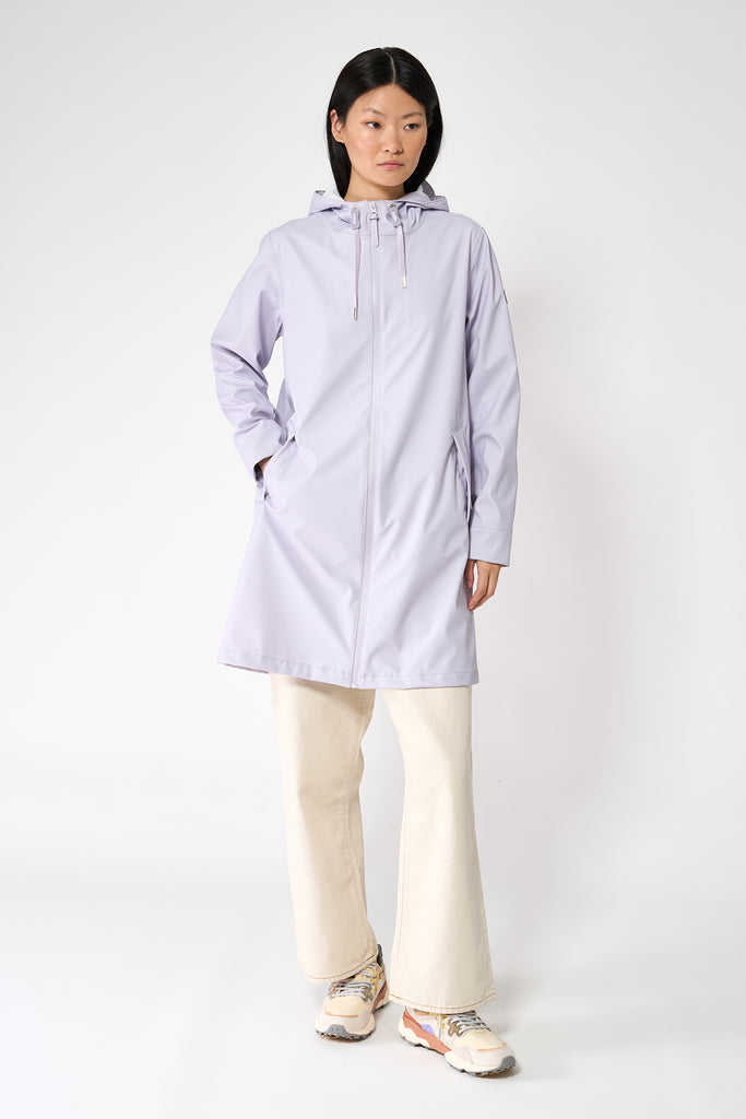 Chubasquero impermeable de mujer Nuovola de Tantä. Color lila