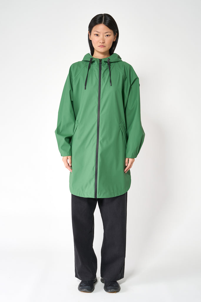 Chaqueta impermeable en poliéster reciclado de mujer SKY Tantä. Color verde