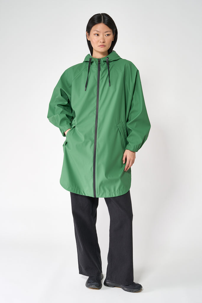 Chaqueta impermeable en poliéster reciclado de mujer SKY Tantä. Color verde