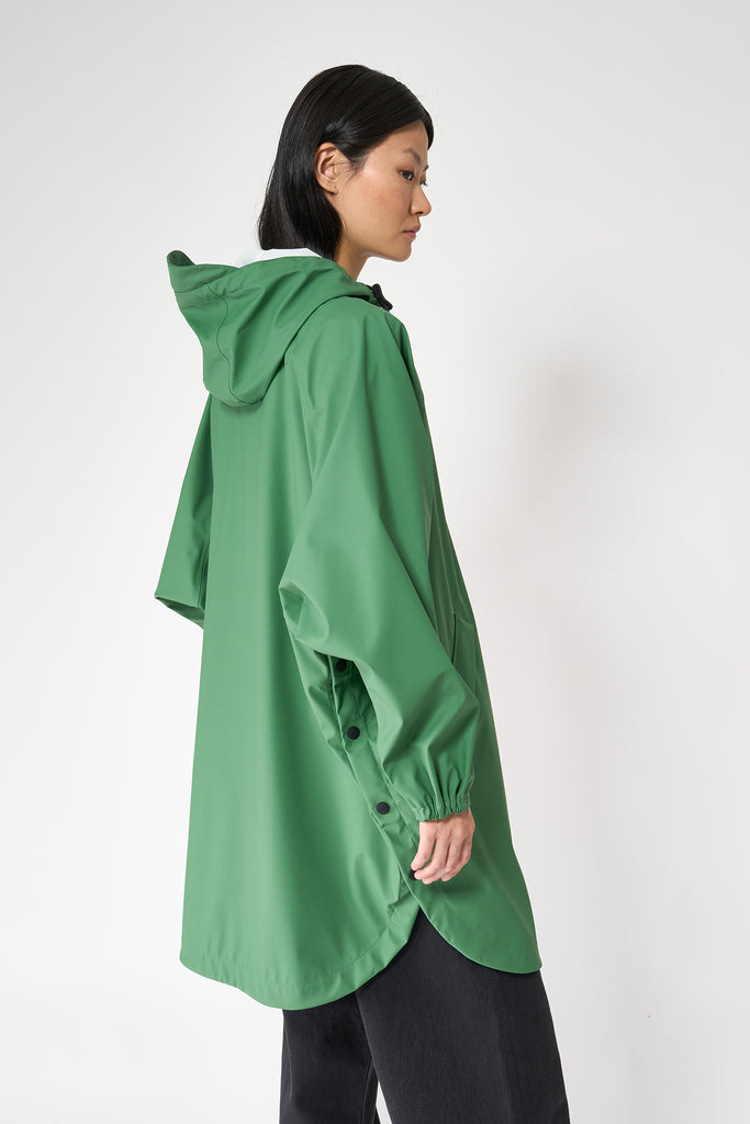 Chaqueta impermeable en poliéster reciclado de mujer SKY Tantä. Color verde