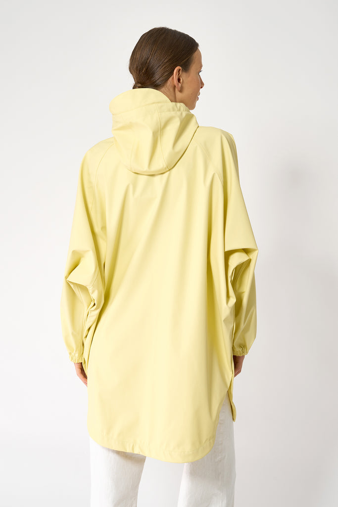 Chaqueta impermeable en poliéster reciclado de mujer SKY Tantä. Color amarillo