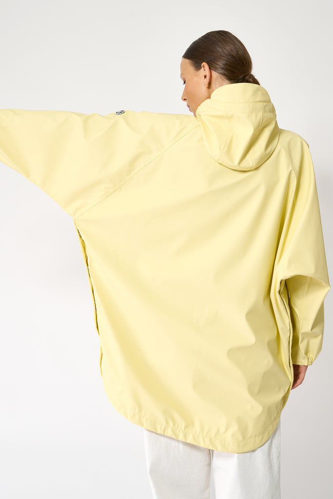 Chaqueta impermeable en poliéster reciclado de mujer SKY Tantä. Color amarillo