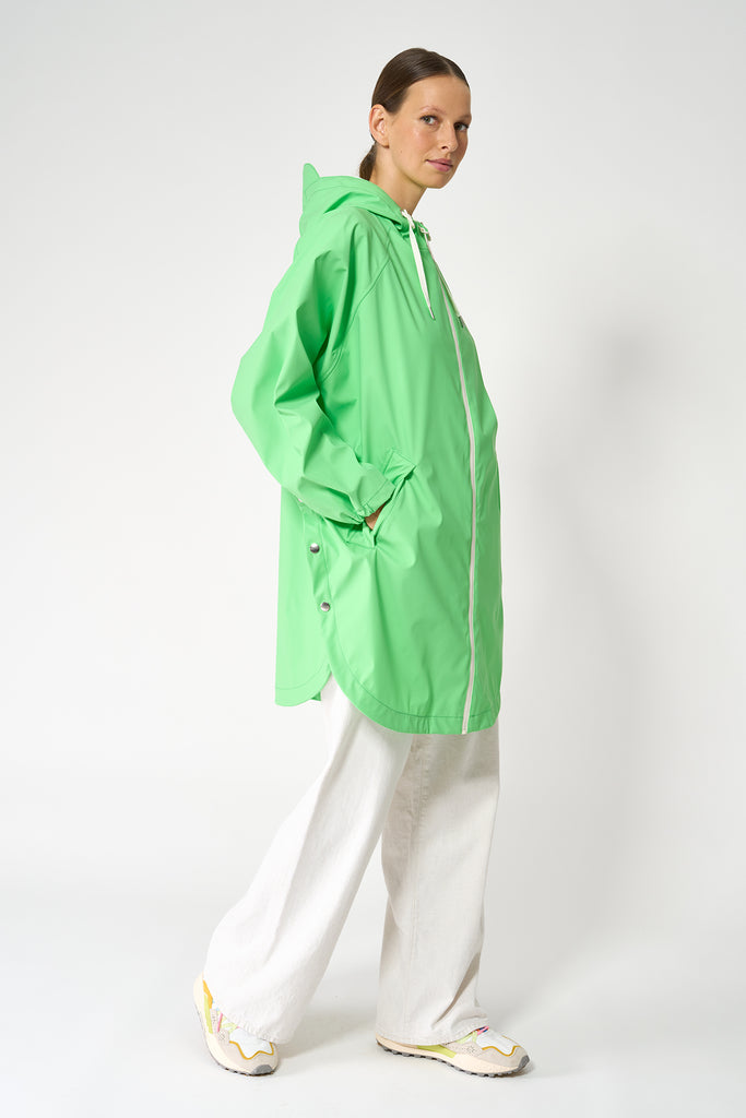 Chaqueta impermeable de Mujer SKY en poliéster reciclado, con costuras selladas. Tantä. Color Verde eléctrico