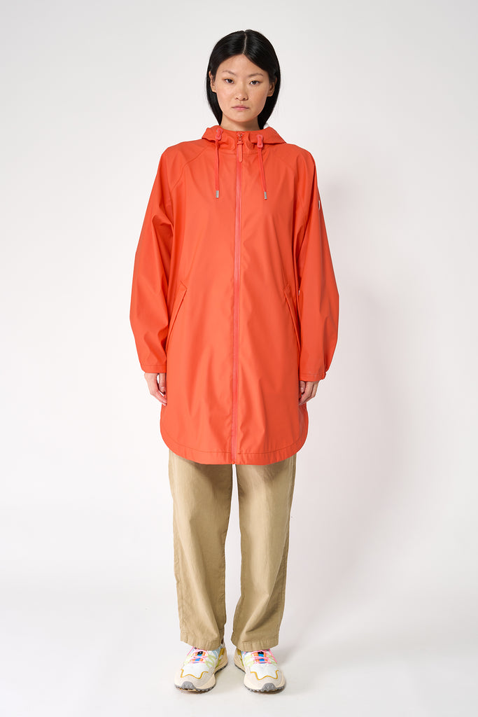 Chaqueta impermeable en poliéster reciclado de mujer SKY Tantä. Color naranja