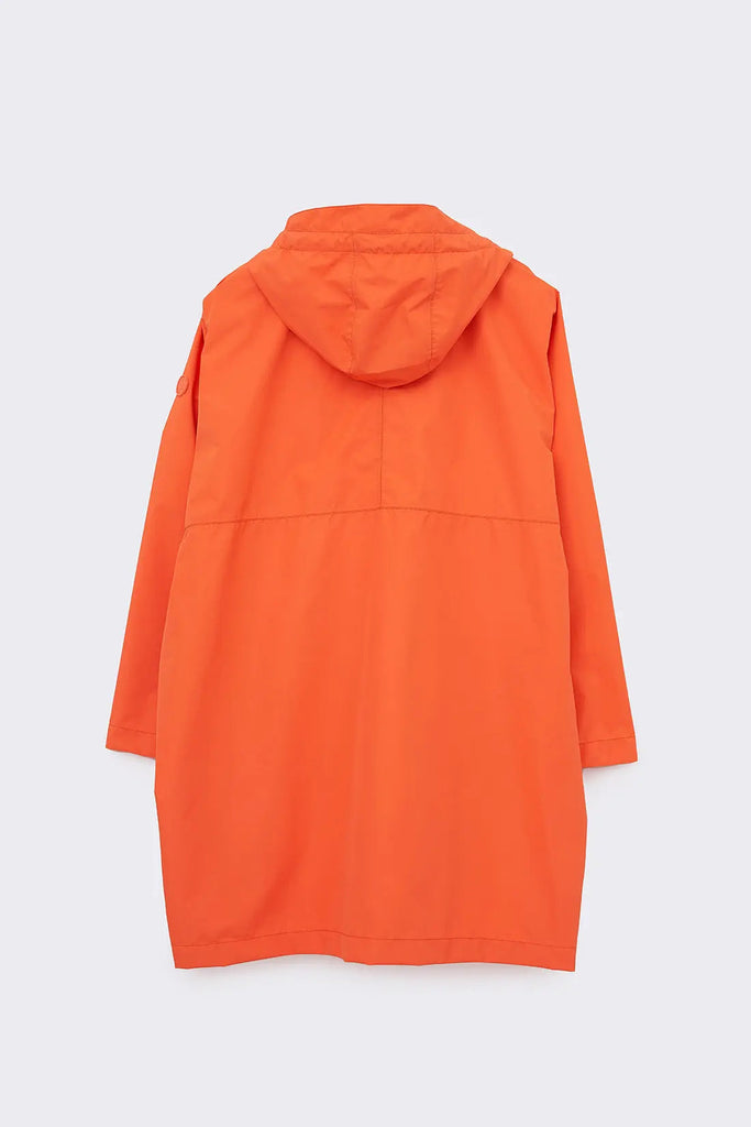 Impermeable o cortavientos ligero reciclado de mujer largo Tantä. Color naranja. Rominjati Tigerlily