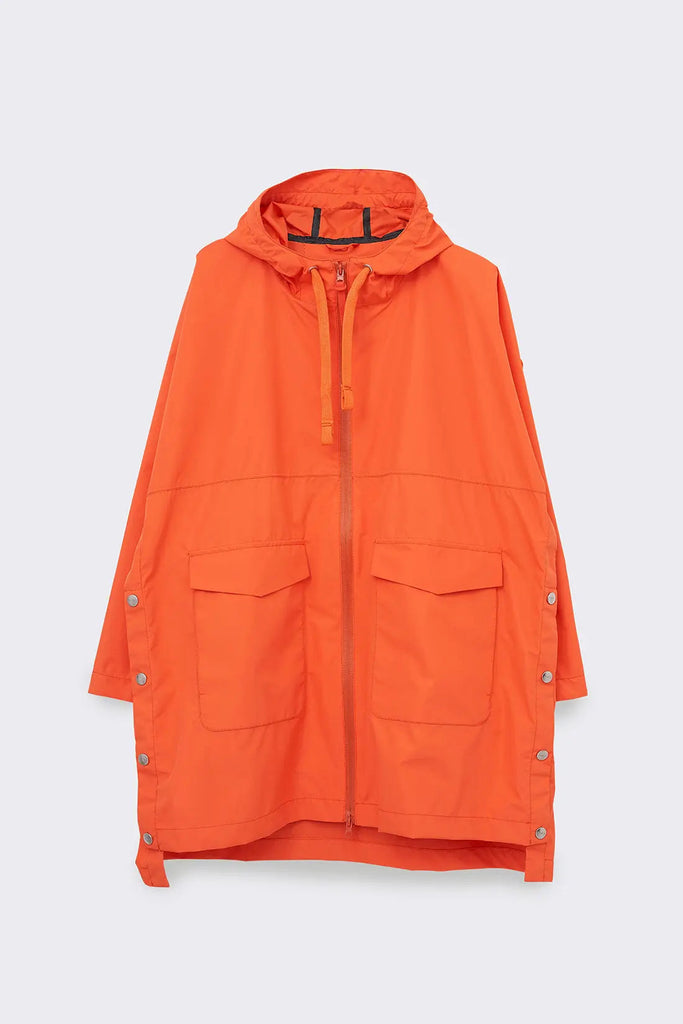 Impermeable o cortavientos ligero reciclado de mujer largo Tantä. Color naranja. Rominjati Tigerlily