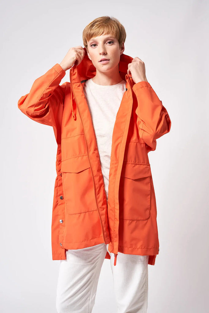 Impermeable o cortavientos ligero reciclado de mujer largo Tantä. Color naranja. Rominjati Tigerlily