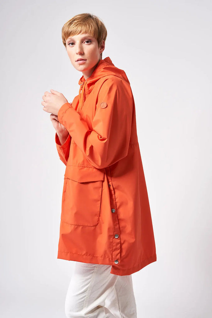 Impermeable o cortavientos ligero reciclado de mujer largo Tantä. Color naranja. Rominjati Tigerlily
