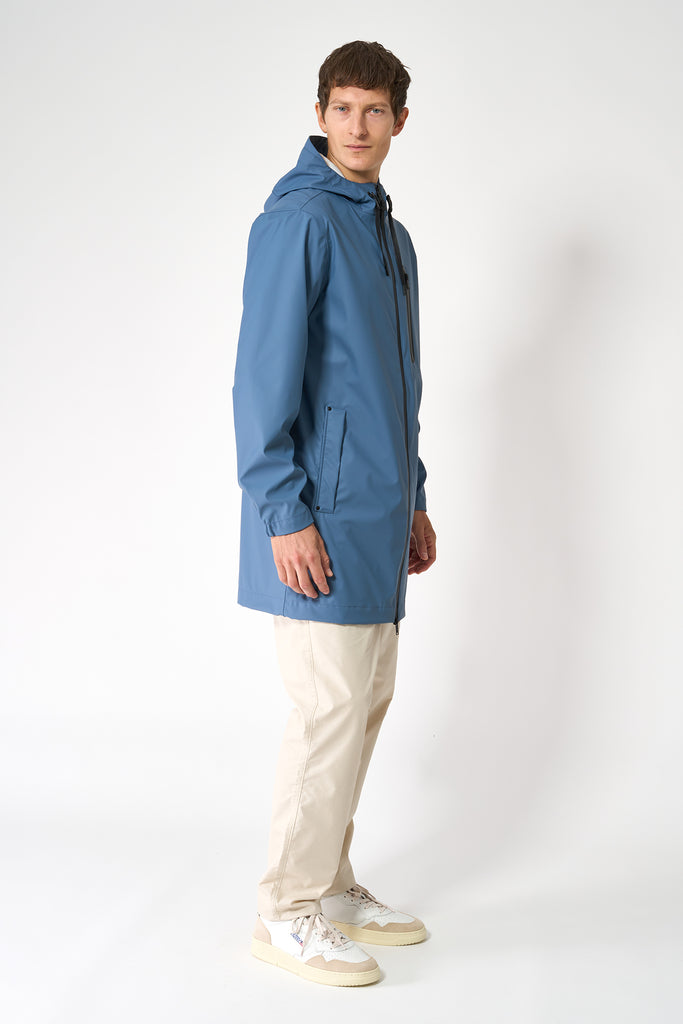 La chaqueta o chubasquero Totiri es un impermeable de corte estándar en PU para Hombre Tantä Azul