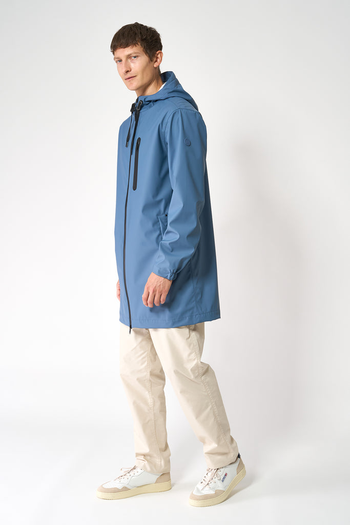 La chaqueta o chubasquero Totiri es un impermeable de corte estándar en PU para Hombre Tantä Azul