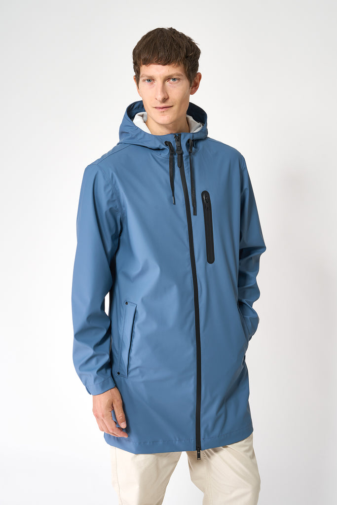 La chaqueta o chubasquero Totiri es un impermeable de corte estándar en PU para Hombre Tantä Azul